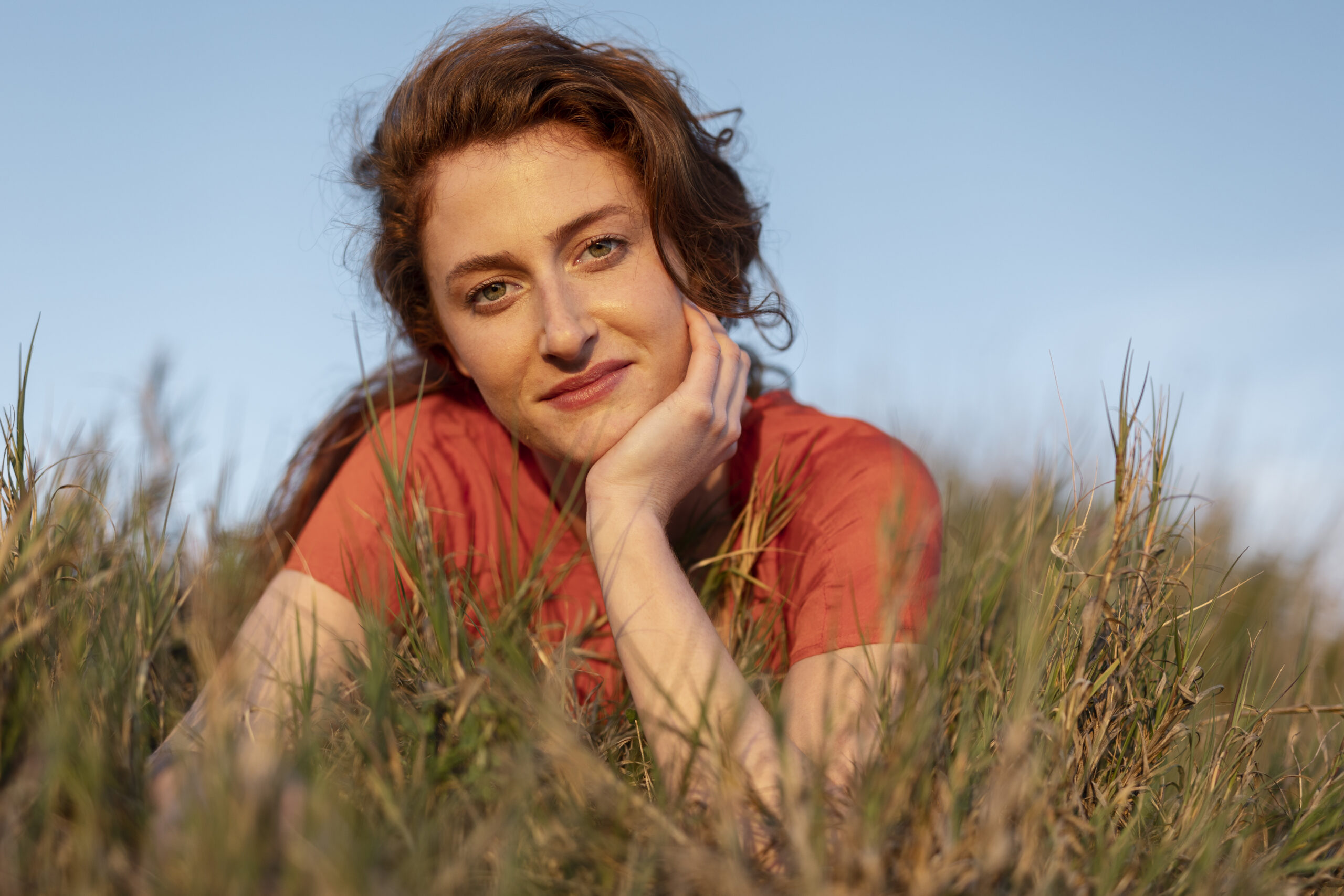 mujer sonriente tiro medio acostada suelo